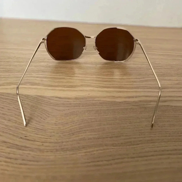 🆕Fashion Gold Metal Frame Sunglasses🆕 - Picture 4 of 5